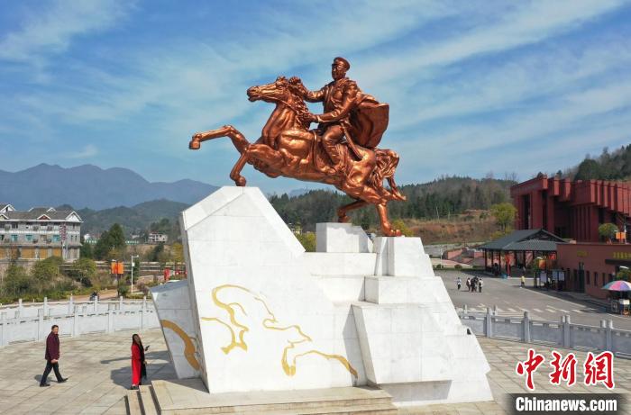 賀龍元帥故鄉(xiāng)桑植縣已成為張家界西線旅游的重要組成部分?！钊A峰 攝