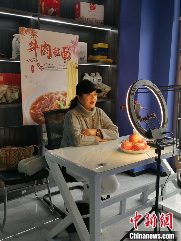 一位主播正在為延安地方特產(chǎn)直播帶貨。<a target='_blank'  ><p  align=