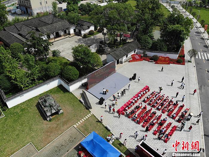 31日上午，“在這里讀懂初心使命——網(wǎng)絡(luò)媒體革命老區(qū)行”網(wǎng)絡(luò)主題采訪活動(dòng)湖南站啟動(dòng)儀式在長(zhǎng)沙許光達(dá)故居舉行。<a target='_blank'  ><p  align=