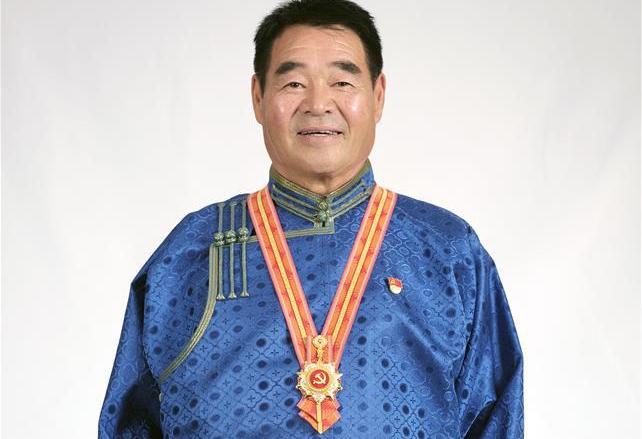 （奮斗百年路　啟航新征程·“七一勛章”獲得者·圖文互動(dòng)）（1）“草原之子”廷·巴特爾：讓草原綠起來，幫牧民富起來