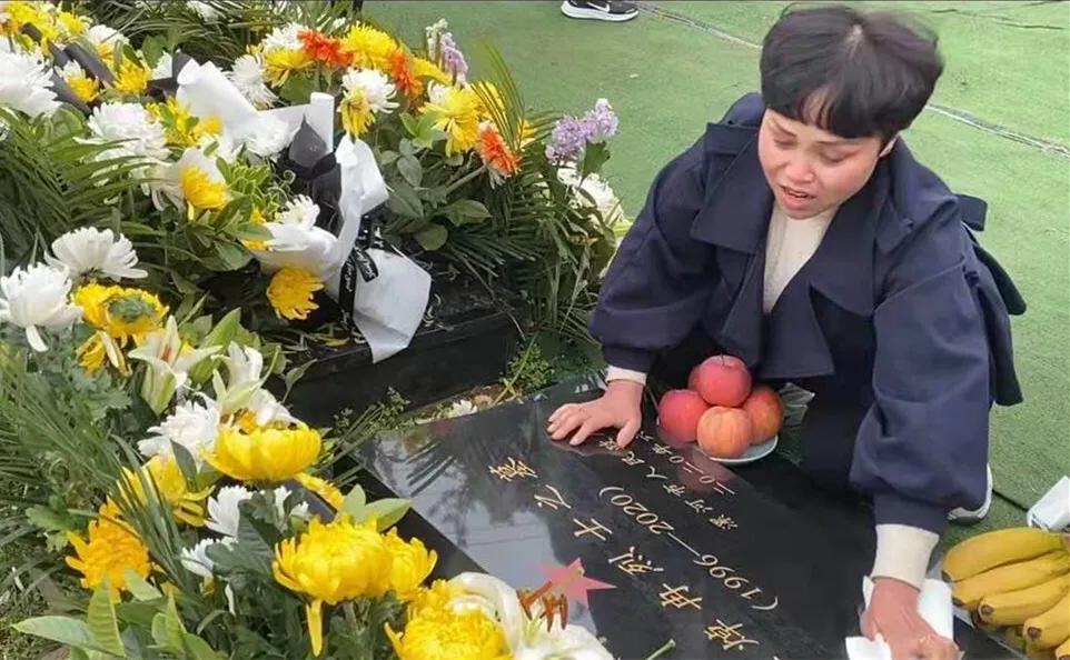 悼念戍邊烈士王焯冉：全國各地近五萬人自發(fā)獻(xiàn)花祭英烈，奶奶仍在等孫子回家