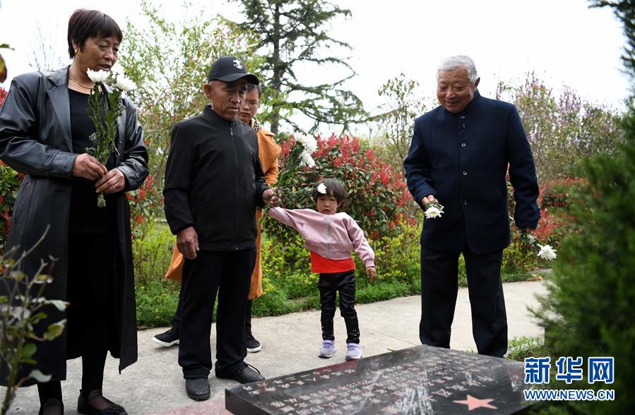 （圖片故事）（5）年介濤：將為烈士尋親進行到底