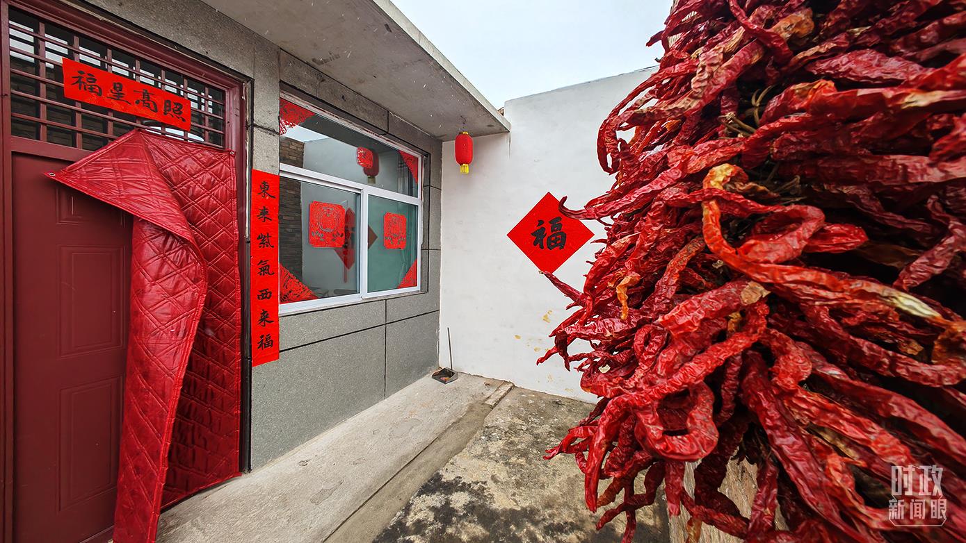 2021年10月，山西霍州馮南垣村遭遇強降雨，不少房屋倒塌。當(dāng)?shù)卣蜕鐣α繋椭転?zāi)居民重建裝配式住房。（總臺央視記者彭漢明拍攝）