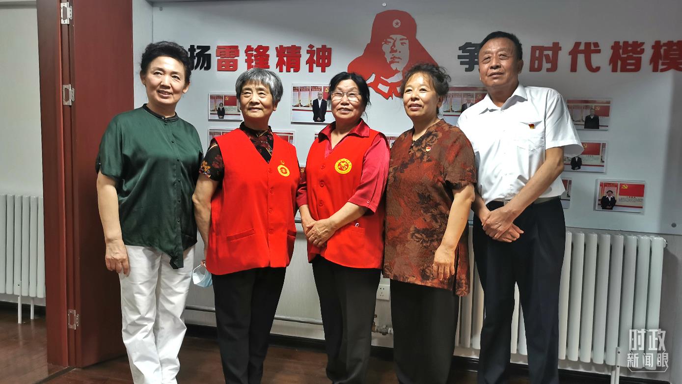 2021年8月，習(xí)近平到承德濱河社區(qū)居家養(yǎng)老服務(wù)中心調(diào)研。這是服務(wù)中心的志愿者代表。（總臺央視記者覃思拍攝）