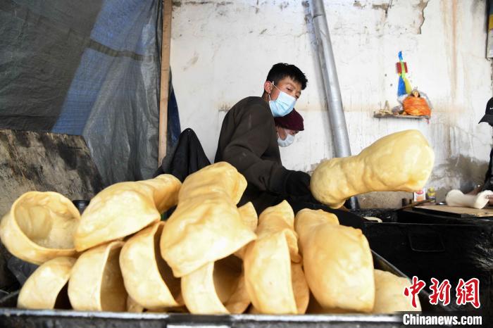 圖為拉薩手藝人制作藏歷新年供品“德卡”。　貢嘎來松 攝