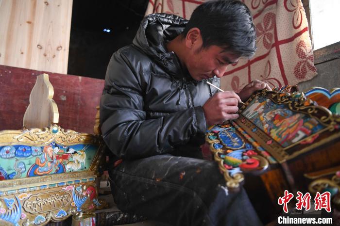 圖為拉薩手藝人制作年貨“切瑪盒”。　貢嘎來松 攝