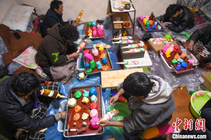 圖為拉薩手藝人制作年貨酥油花?！∝暩聛硭?攝