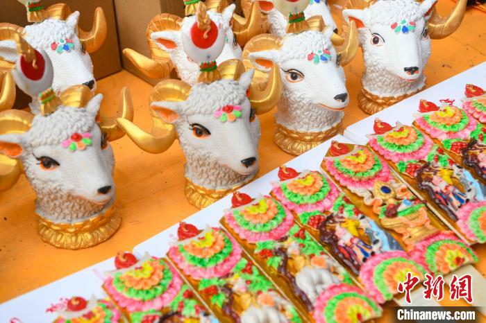 圖為拉薩市場上待售的吉祥羊頭?！∝暩聛硭?攝