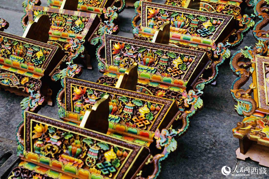 年貨市場上的切瑪盒。（切瑪盒是藏歷新年吉祥物，是在精制斗型木盒中用隔板分開，分別盛入炒麥粒和糌粑，插上“仔卓”，象征著人壽年豐、吉祥如意。）人民網(wǎng) 次仁羅布攝
