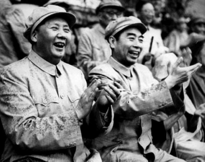 1952年，毛主席在北京與周總理冒雨觀看解放軍體育比賽。