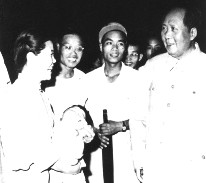 1957年，毛主席在湖北武漢長江大橋上與群眾交談。