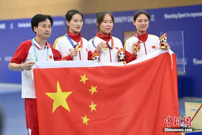 8月1日，第31屆世界大學生夏季運動會女子25米手槍團體決賽在四川成都舉行，中國隊獲得冠軍。圖為中國隊選手熊亞瑄(左二)、林雅茜(右二)、王珂怡(右一)等站在領獎臺上合影。<a target='_blank' href='/'><p  align=