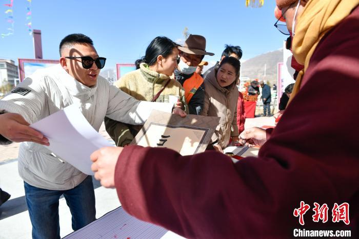 圖為展銷會(huì)現(xiàn)場(chǎng)?！∝暩聛硭?攝