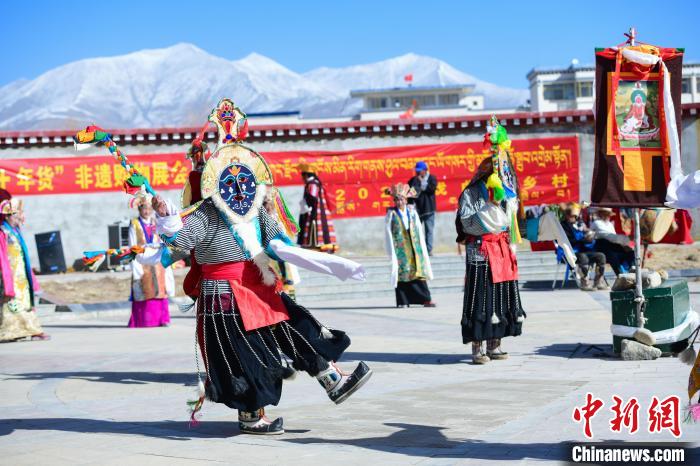 圖為藏戲非遺展演現(xiàn)場(chǎng)。　貢嘎來松 攝