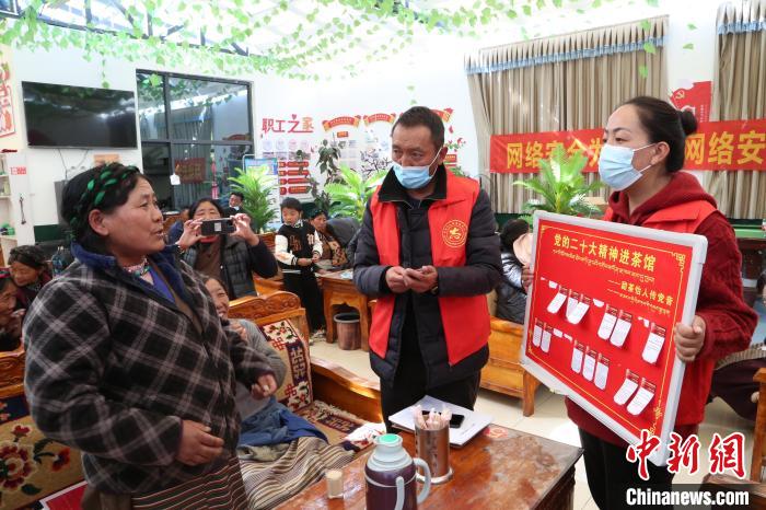 圖為瓊結(jié)縣村民參與問(wèn)答?！愔闈扇?攝