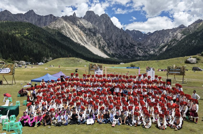 挑戰(zhàn)成功合影。巴塘縣委宣傳部供圖