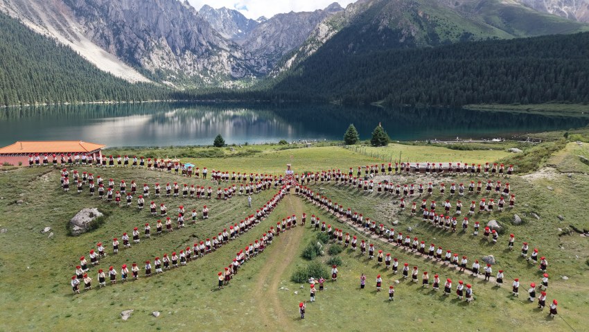 “最大規(guī)模弦胡演奏”世界紀錄挑戰(zhàn)現(xiàn)場。巴塘縣委宣傳部供圖