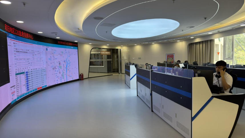 和田地區(qū)120急救指揮中心。人民網(wǎng)記者 焦磊攝